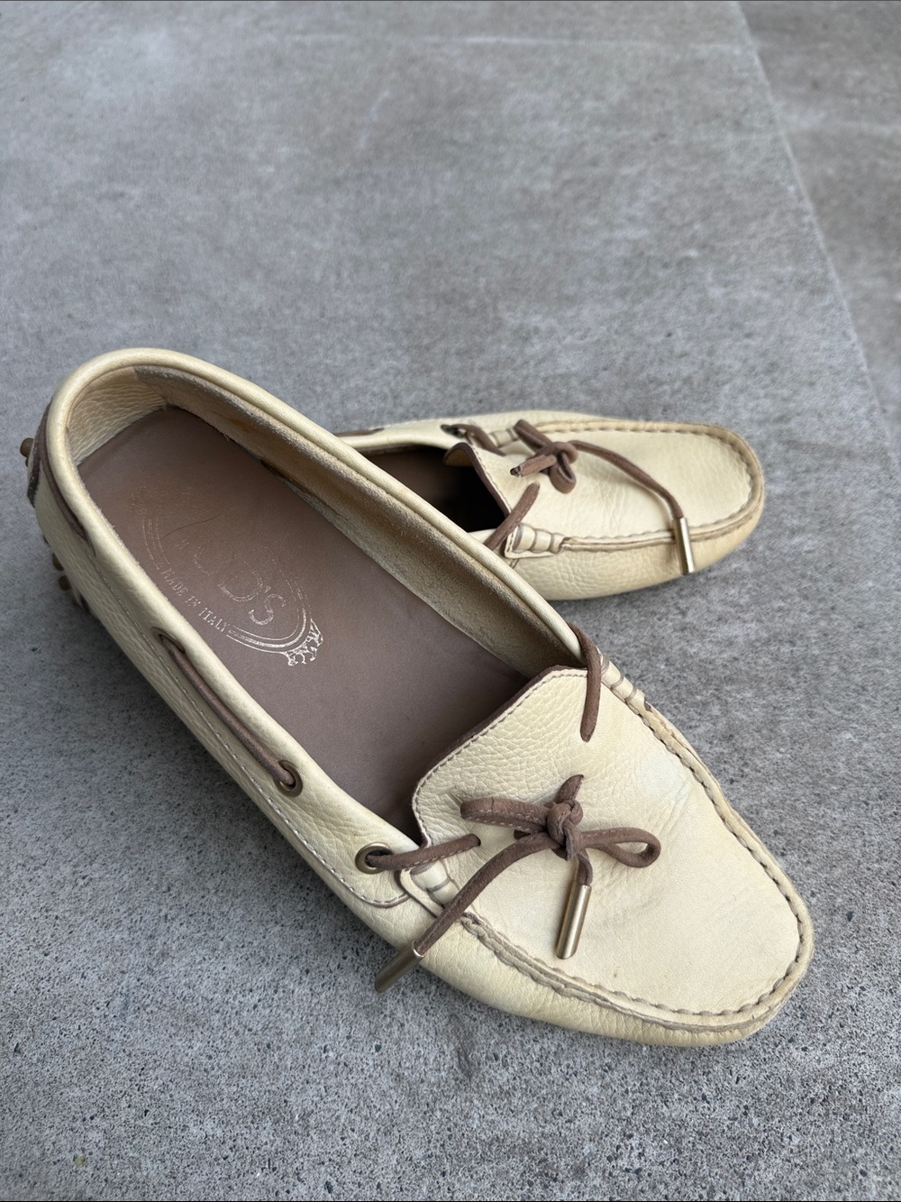 Tod’s Women’s Leather Gommino Driving Shoes — EU 38 Ivory Cream